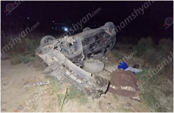 Արմավիրի մարզում «Mercedes»-ը բախվել է գազատար խողովակներին, մի քանի պտույտ շրջվել և գլխիվայր հայտնվել դաշտում. կա 1 զոհ, 2 վիրավոր